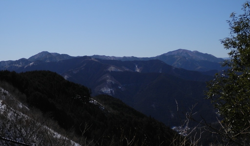 大岳山(と御岳山上集落)と御前山を望む