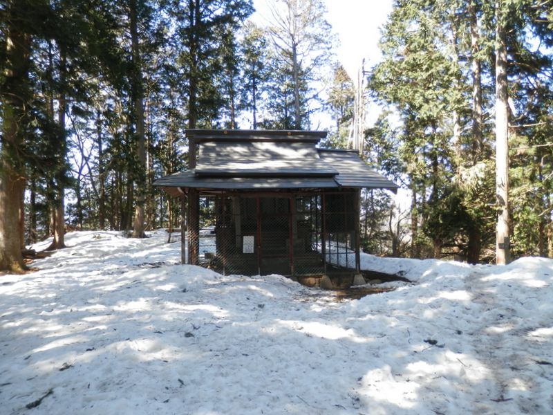 寂しそうま惣岳山頂の青渭神社