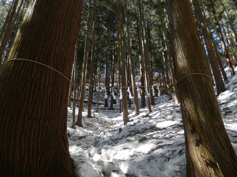 惣岳山の参道の注連縄