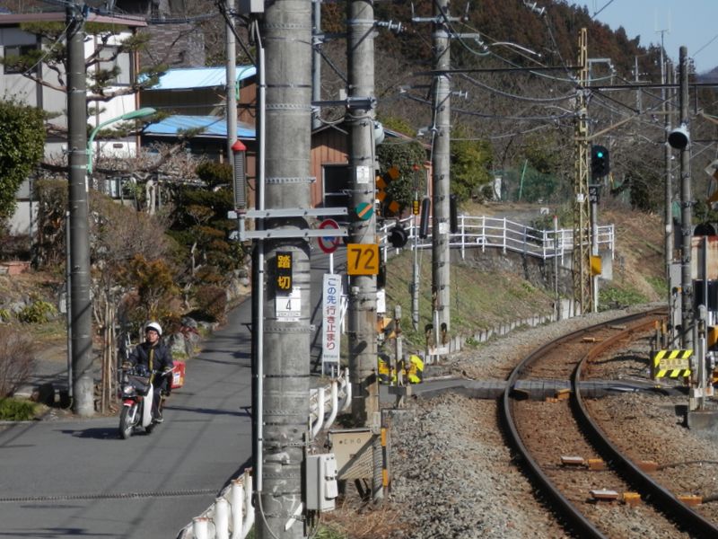 奥多摩線の線路沿いに沢井駅に進む