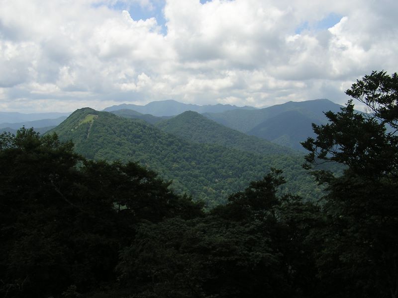 鷹ノ巣山より、石尾根縦走路を西に望む