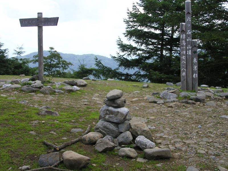 鷹ノ巣山 -- 六ツ石山に到着