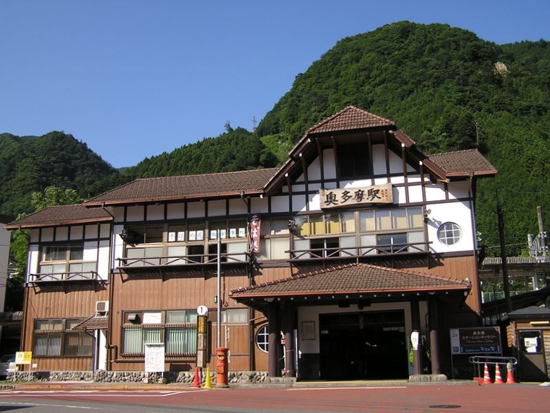 鷹ノ巣山 -- 奥多摩駅に到着するが、電車は出たばかり