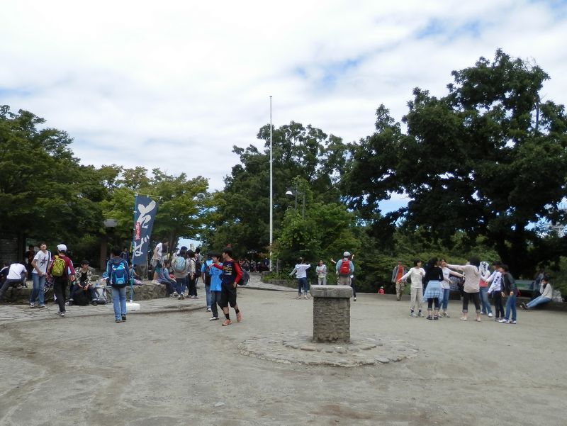 青少年たちの元気な声が響く高尾山頂