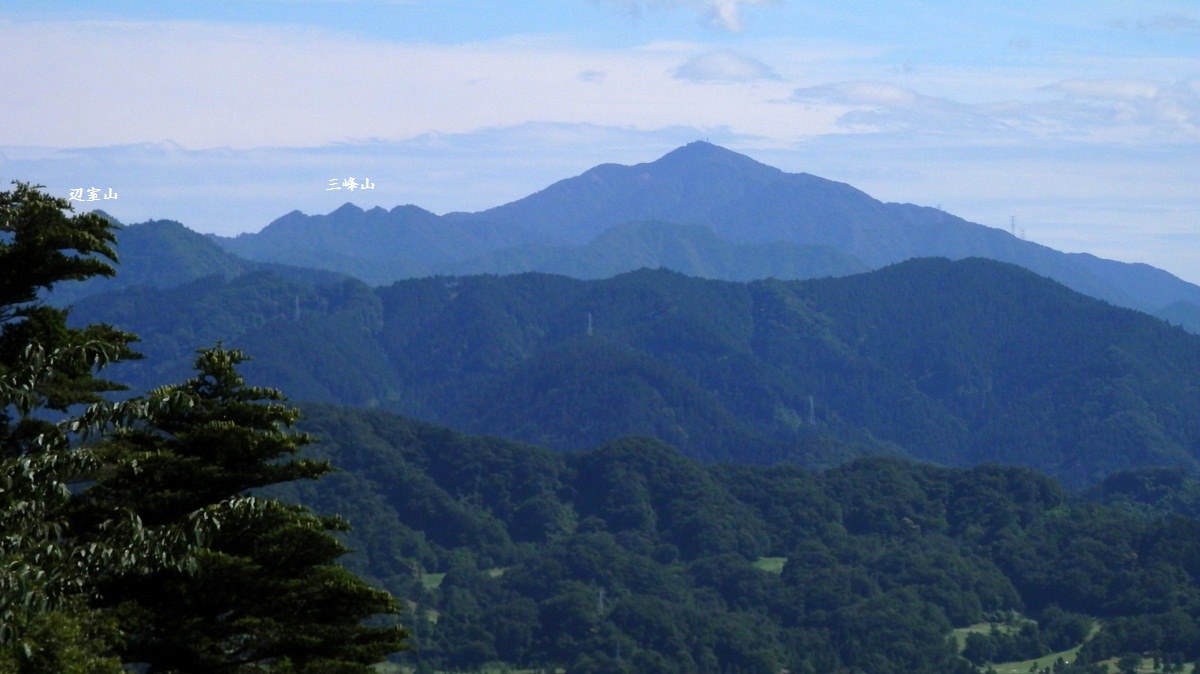 三峰山を従えた大山
