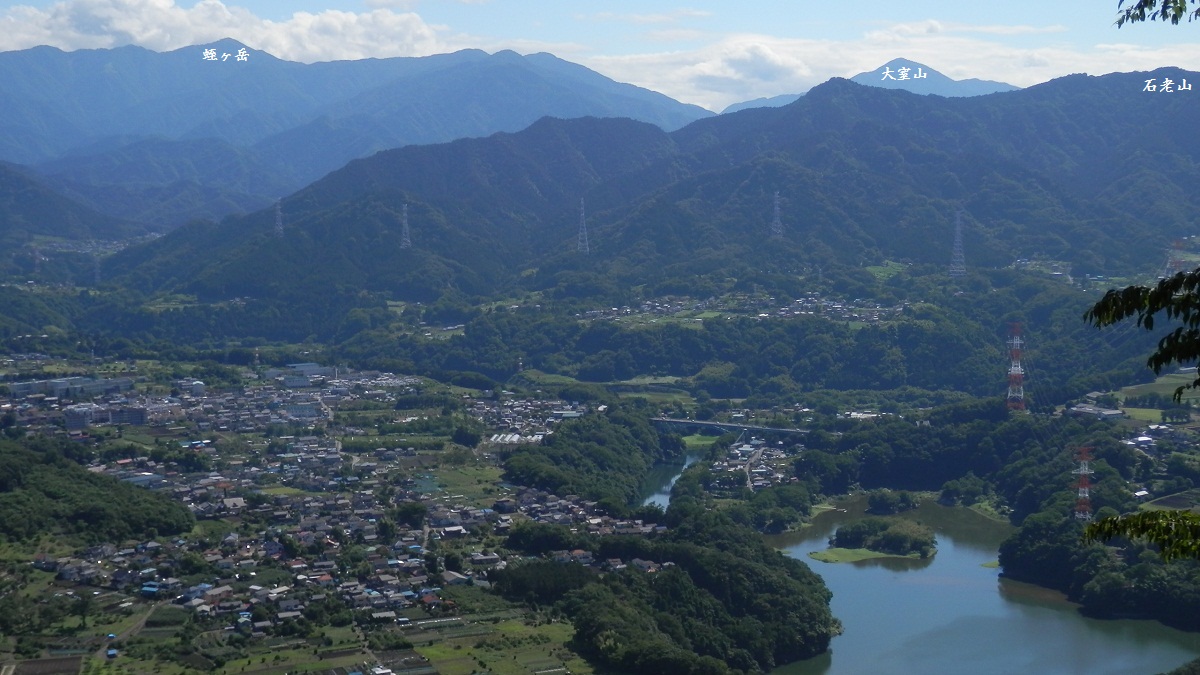 蛭ヶ岳（左）、大室山（右奥）、石老山（最右）