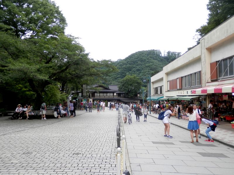 まだ賑わう清滝駅前