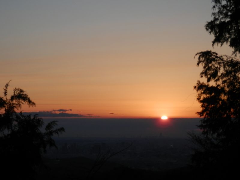 稲荷山展望台でご来光