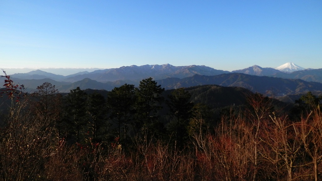 高尾山頂の大見晴台より望む、丹沢山塊と富士山