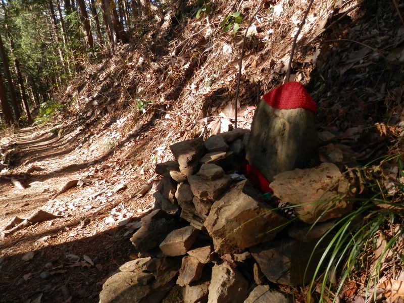 南高尾山稜 -- たぶんお地蔵様