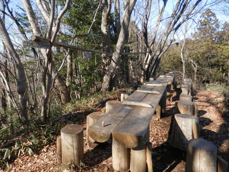 南高尾山稜 -- コンピラ山の休憩所