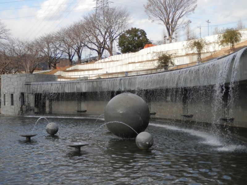 南高尾山稜 -- 津久井湖畔の、水の苑地