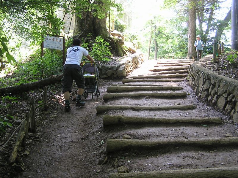 高尾山・いろはの森 -- １号路を山頂に向かって、ベビーカーを押すお父さんがいた
