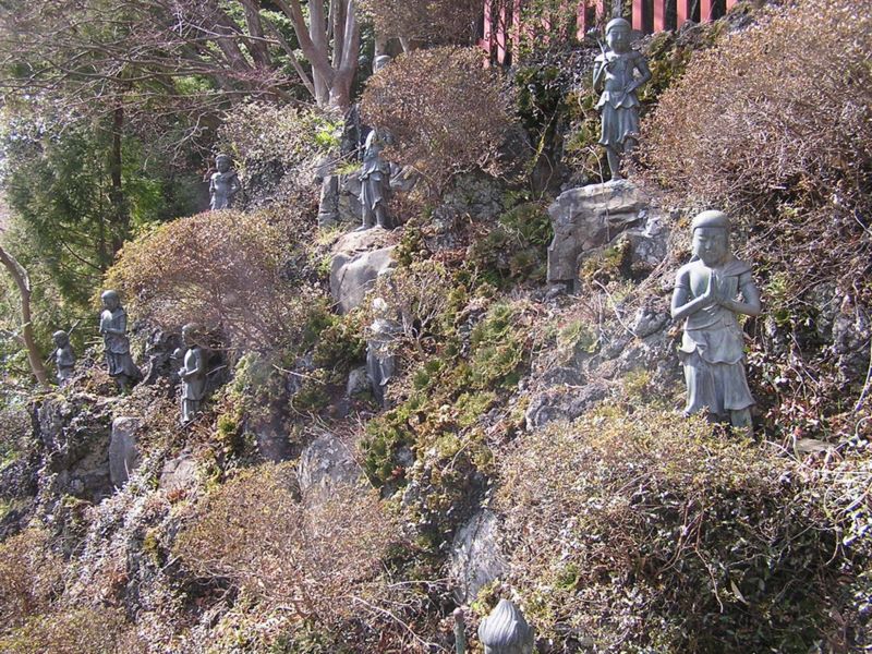 魂が入っていそうな石像群