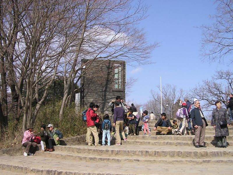 様々な人々で賑わう高尾山頂