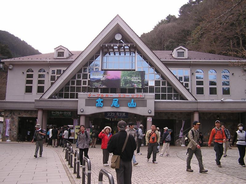 高尾山 -- この時間から登る人もいます