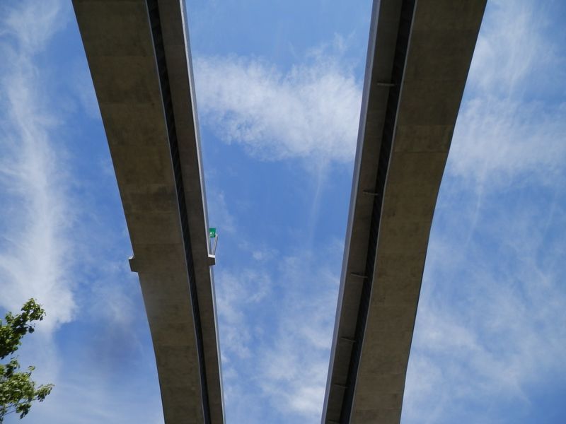 圏央道の下をくぐる