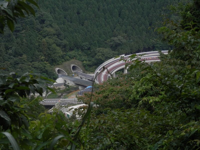 稲荷山コースから圏央道（高尾山IC）を望む
