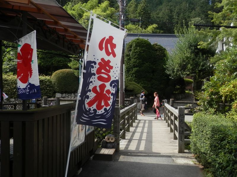 とろろはしを渡って高尾山口駅に