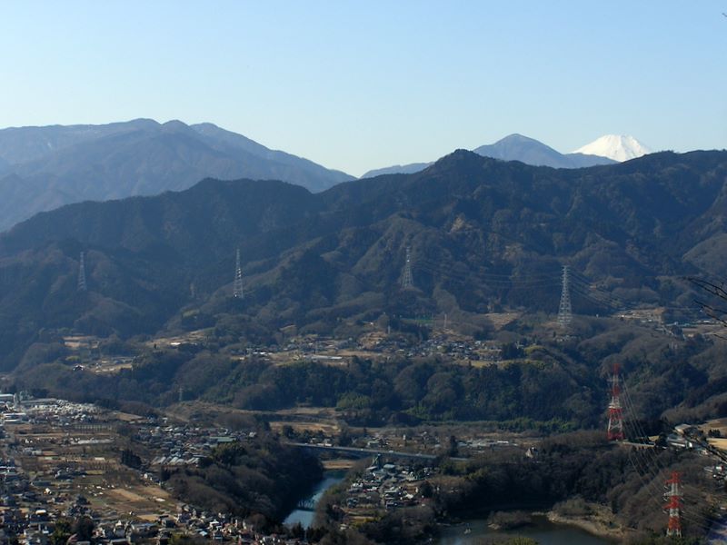 南高尾山稜 -- 遠方、右より富士山、大室山、袖平山、手前は石老山