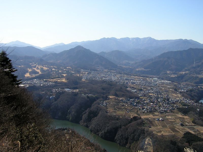 南高尾山稜 -- 左から右に、大山から檜洞丸までを望む