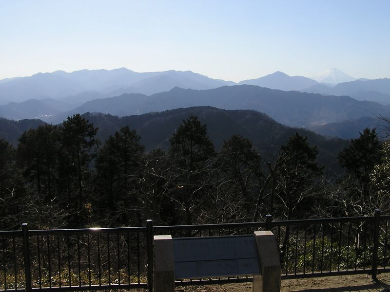 高尾山頂大見晴台から望む富士山、大室山、袖平山、蛭ヶ岳、丹沢山、行者ヶ岳まで