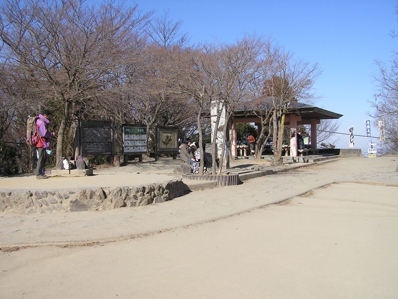 南高尾山稜 -- 快晴だが人がまばらだった高尾山頂