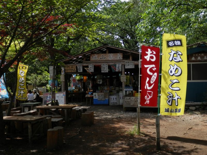 なめこ汁は250円、おでんは500円