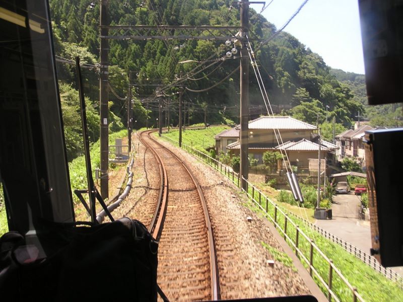 高尾山・野草園 -- 高尾駅から高尾山口駅に向う単線区間