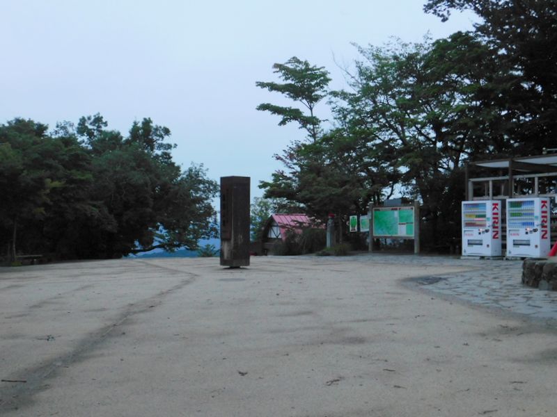 ひっそりとした高尾山頂