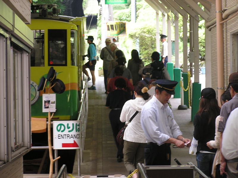 ケーブルカーの改札で、なつかしい切符切り風景