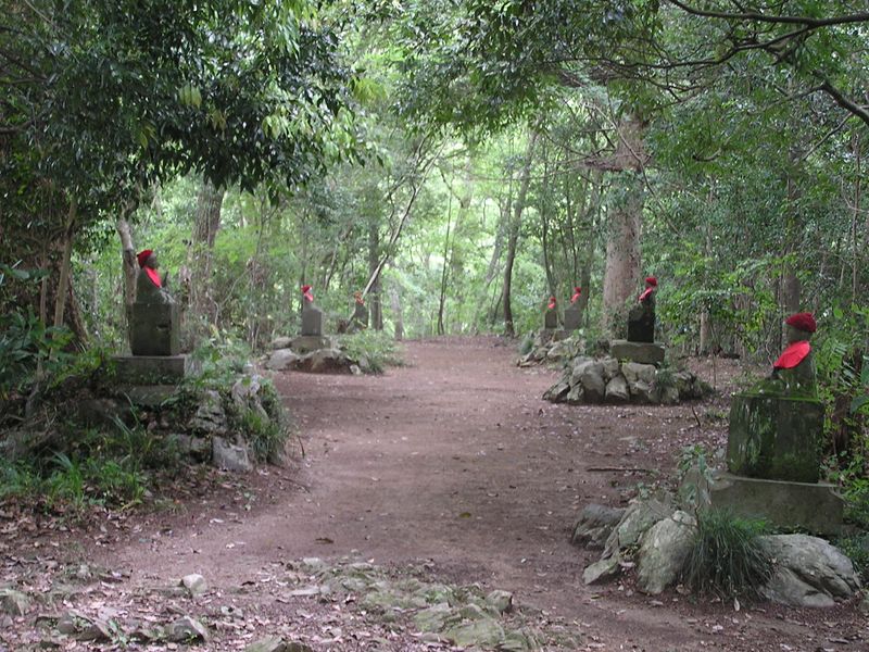七つのお地蔵様の前で、琵琶滝からの道を合わせる