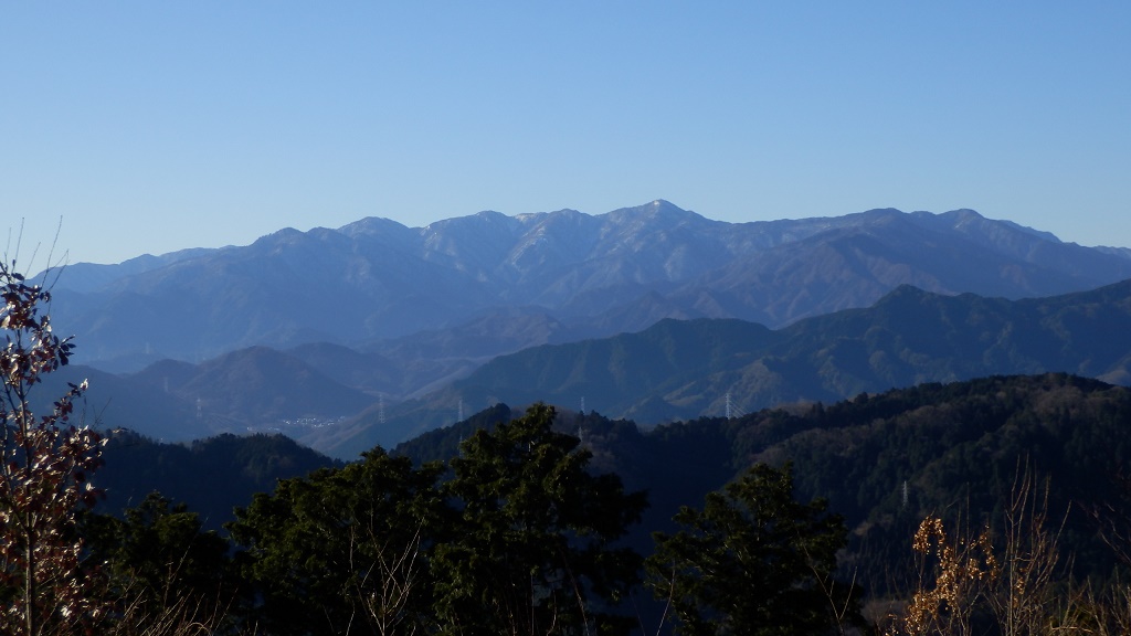 高尾山頂の大見晴台より、丹沢山塊
