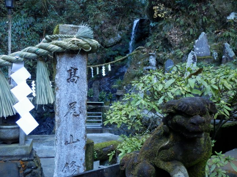 琵琶滝に真新しい注連縄