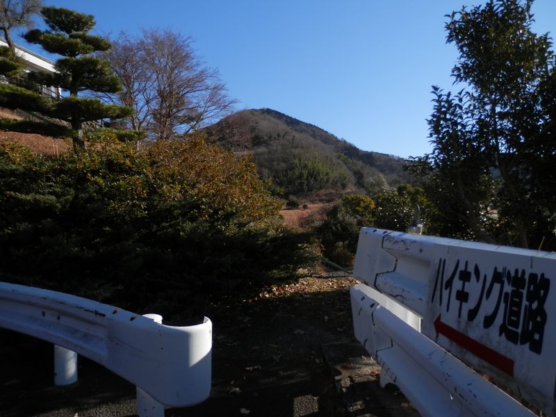 クラブハウス（左）の手前で、ハイキング道に進む