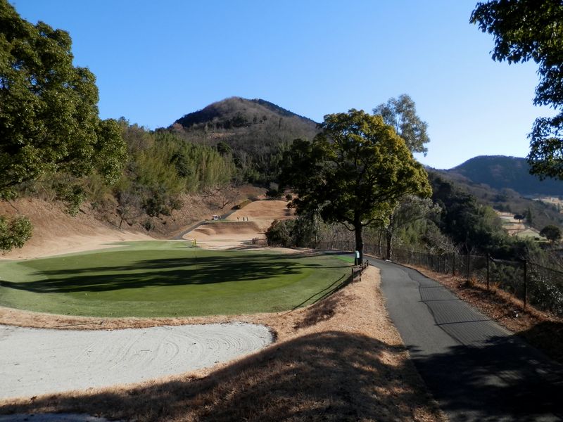 高取山が正面に見えるが、この道は間違い