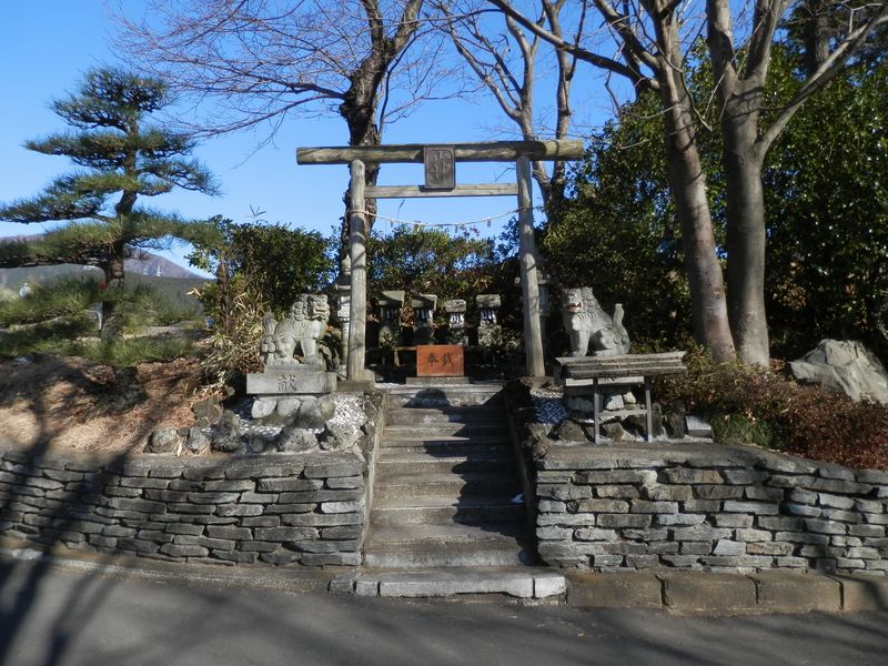 「山神」に向かって右手に進む