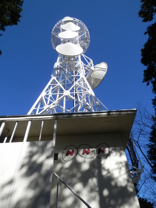 高取山頂の白い建造物はNHKの電波塔