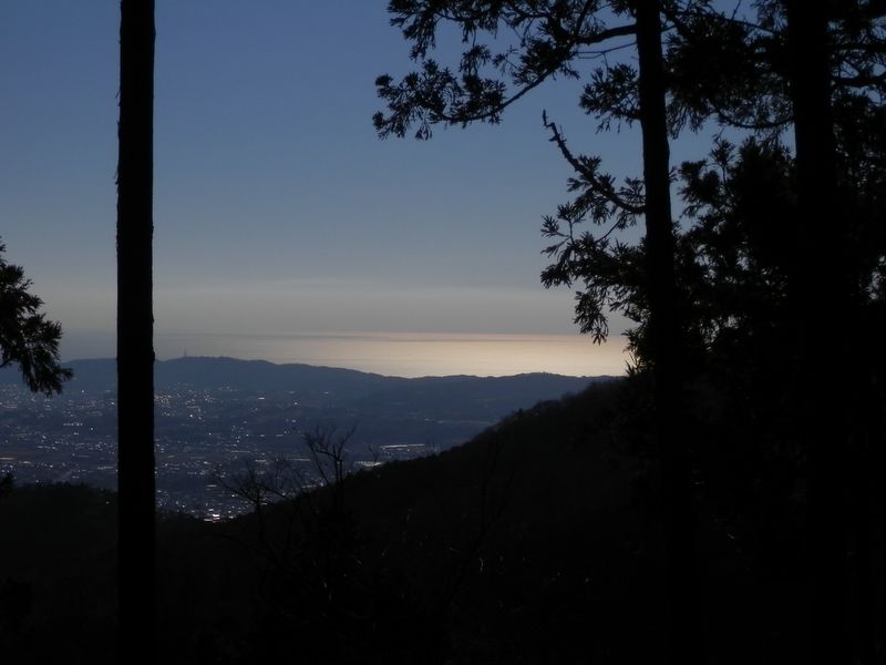 聖峰の向こうに光る相模湾