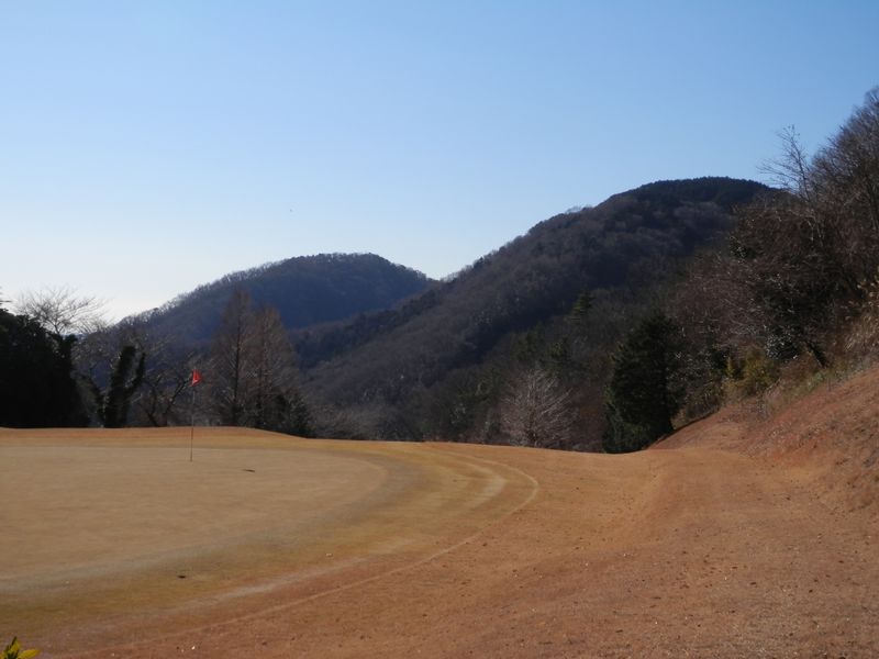ゴルフ場（伊勢原カントリークラブ）から聖峰を望む