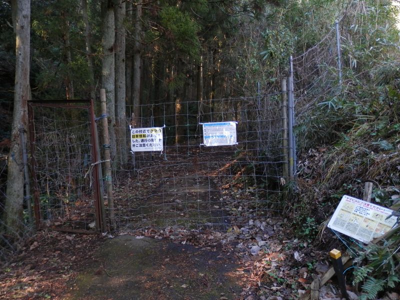 このゲートの向こうに三段の滝がある