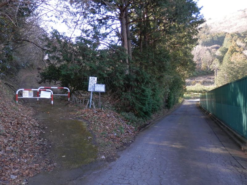 左の赤白の車止めから登って行くと聖峰