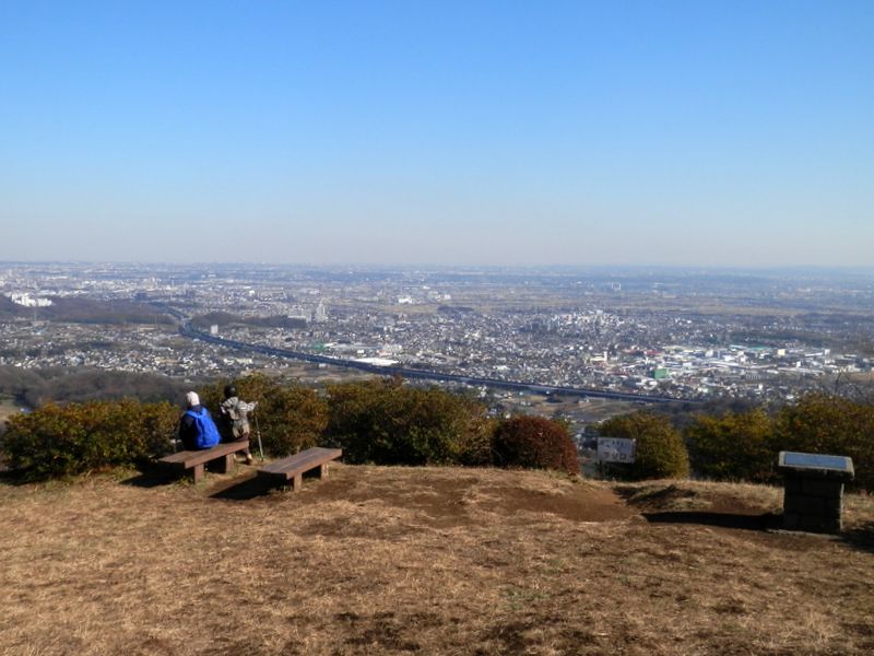 聖峰より、東名高速道路と、京浜の平野と海を望む