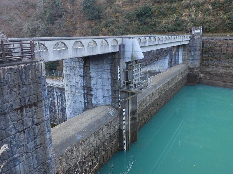 石小屋ダムの上流側