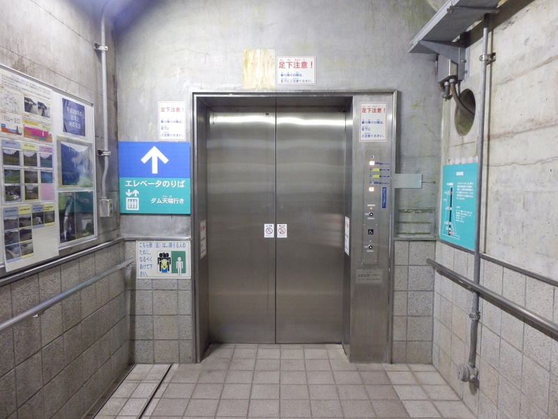 エレベーターは9時から