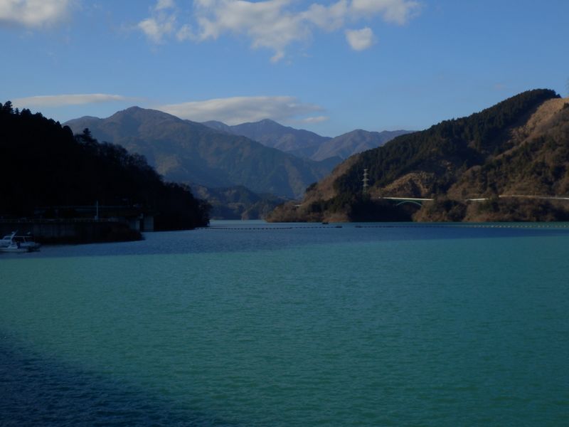宮ヶ瀬湖と丹沢山塊