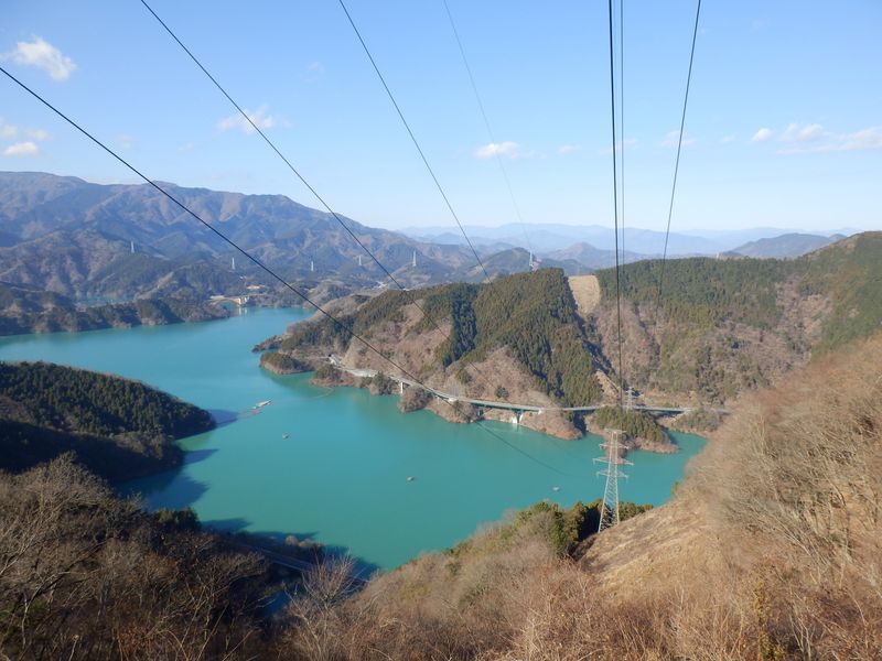 送電線に乗ってス〜イ