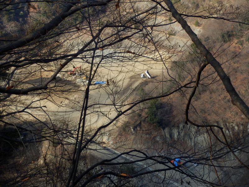 採石場を見下ろす