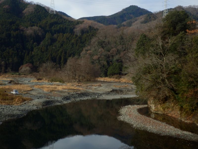 弁天橋より、高塚山と道志川