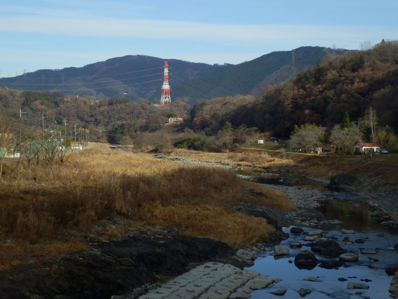 弁天橋より望む、南高尾山稜と道志川